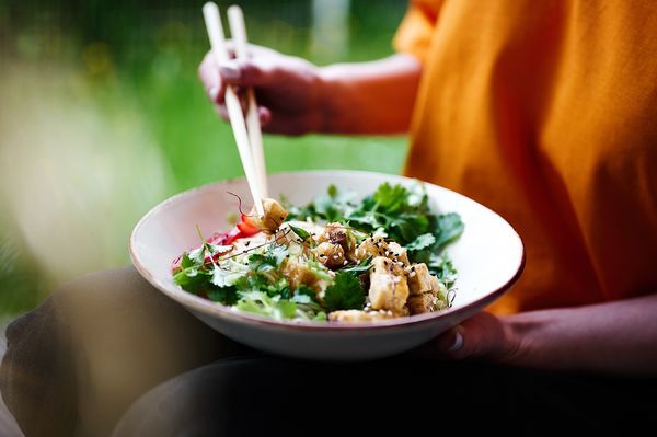 Tajniki kuchni wegańskiej: jak przyrządzić smaczny i pełnowartościowy posiłek?