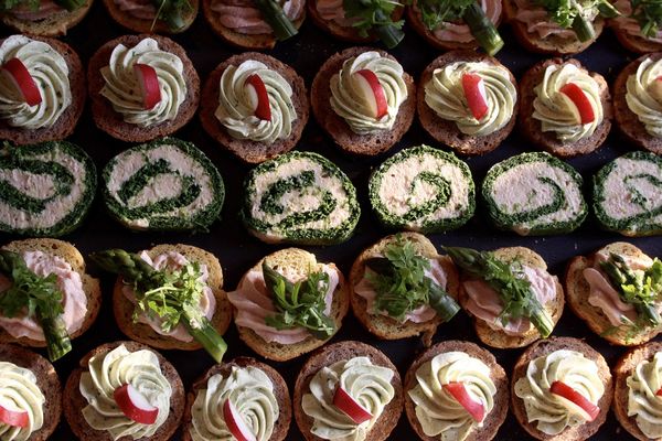 Zdrowe i smaczne - propozycje na catering na imprezie w domu